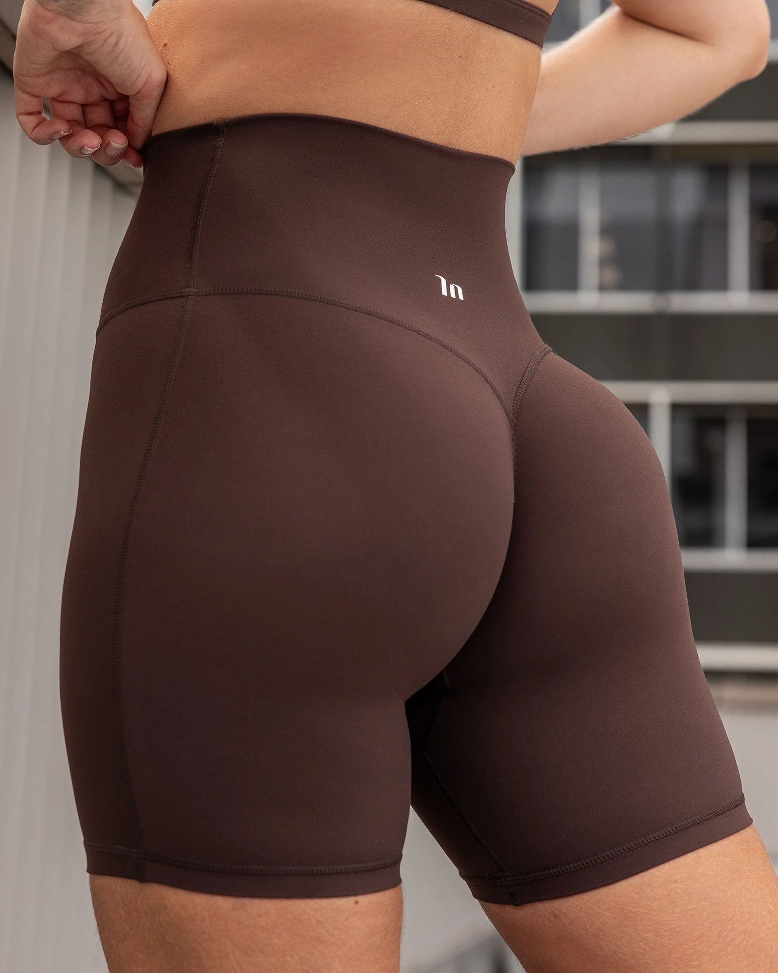 Aura Peachy High Invisible Scrunch Bike Shorts - Cocoa