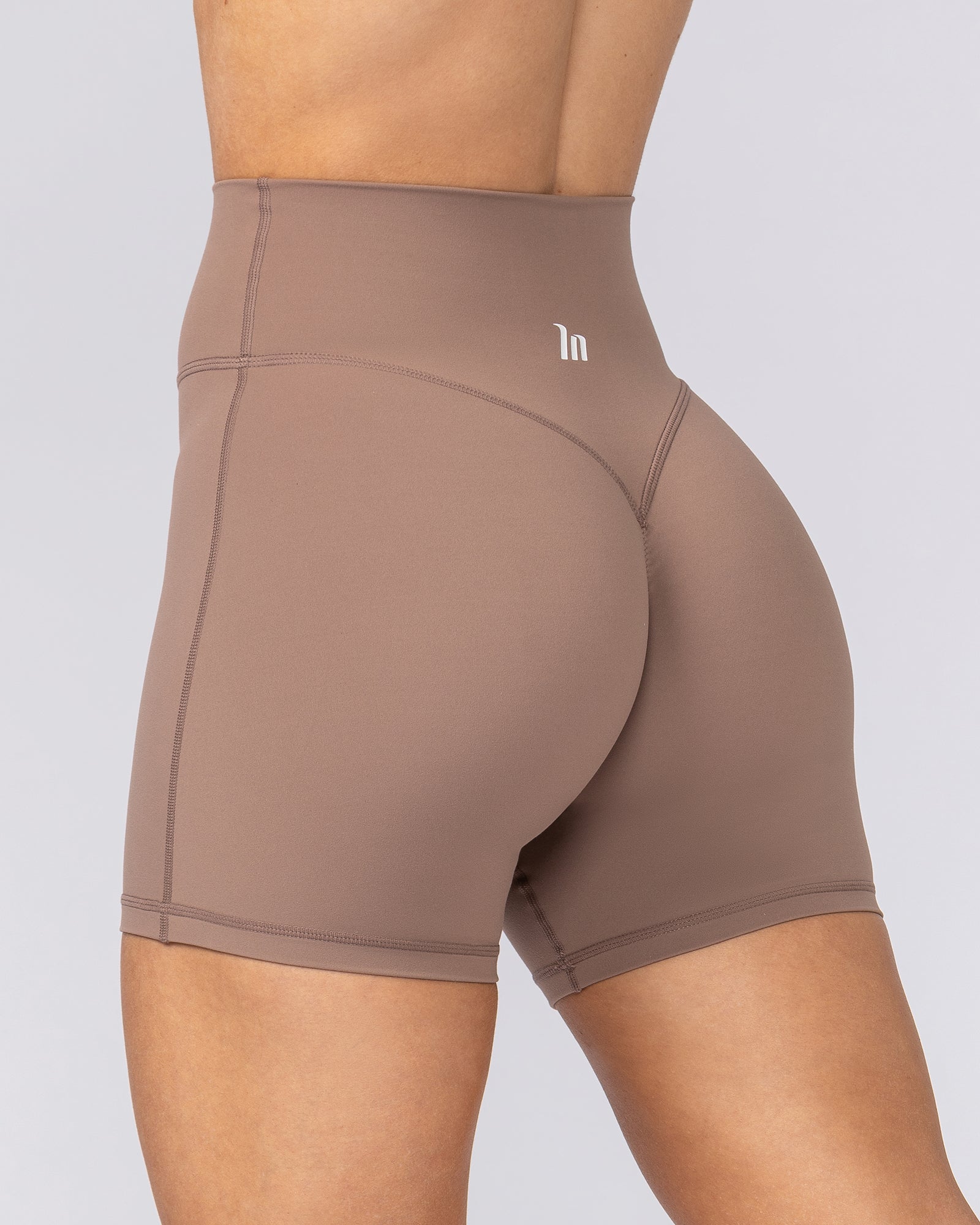 Aura Peachy Invisible Scrunch Midway Shorts - Cookie